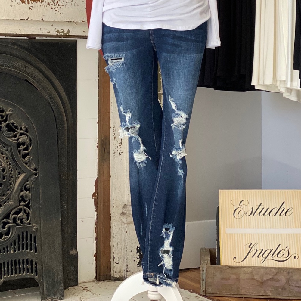 NWT Cello Medium Wash Distressed Cropped Jeans!